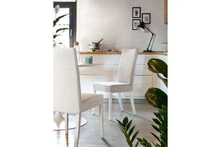 Sedia in ecopelle con struttura in faggio laccato bianco Copenaghen di Connubia