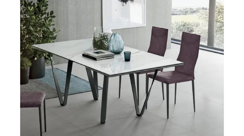 Sedia Diva in tessuto con struttura in metallo antracite di Sedit