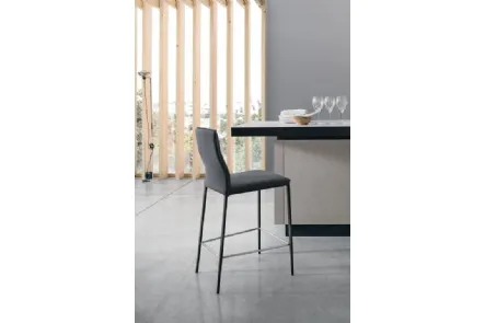 Sgabello Diva in tessuto con struttura in metallo antracite di Sedit