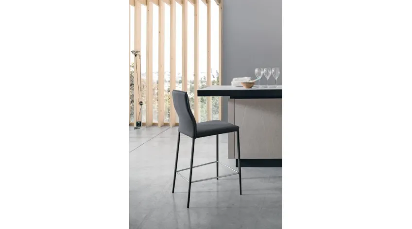 Sgabello Diva in tessuto con struttura in metallo antracite di Sedit
