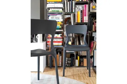 Sedia di design in polipropilene grigio opaco Helios di Connubia