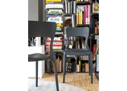 Sedia di design in polipropilene grigio opaco Helios di Connubia