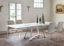 Sedia Kendra imbottita e rivestita in ecopelle con struttura in acciaio laccato di Ingenia