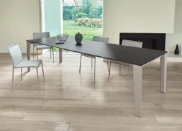 Sedia impilabile Lola con struttura in acciaio laccato e seduta e schienale in Texplast di Ingenia