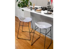 Sgabello in plastica con struttura in metallo Jam SG di Connubia