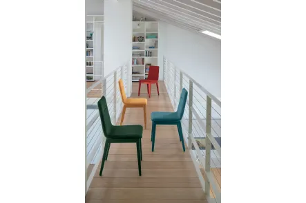 Sedia Lisbona con struttura in legno verniciato e seduta in morbida microfibra effetto velluto di Target Point