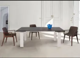 Sedia in ecopelle con struttura in Faggio tinto Noce Milva di Unico Italia