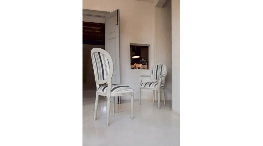 Sedia Norma con seduta rivestita tessuto e struttura in legno laccato di Tonin Casa