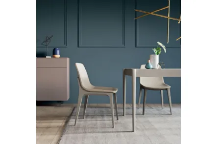 Sedia in ecopelle con telaio in legno di frassino ossidato, colore tortora, Fanny di Orme