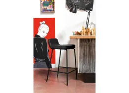 Sgabello in ecopelle con gambe in metallo Riley di Connubia
