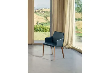 Sedia Sally rivestita in cuoio con base in legno massello di Bontempi