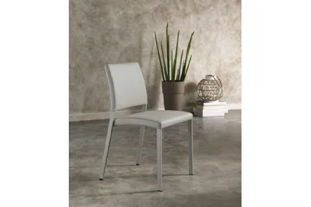 Sedia impilabile Sally in ecopelle imbottita con gambe in metallo verniciato di Stones