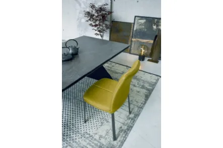 Sedia Chicco rivestita in tessuto imbottito con struttura in metallo antracite di Sedit