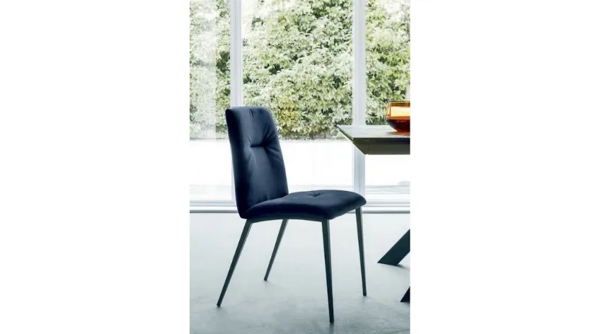 Sedia Luna in tessuto imbottito con gambe in metallo antracite di Sedit