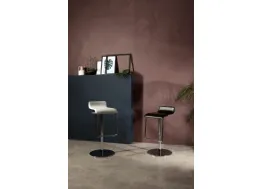 Sgabello Milano con seduta in materiale plastico di Tonin Casa