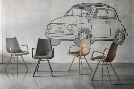 Sedia Maiorca Poltroncina con braccioli rivestita in tessuto soft touch vintage di Target Point
