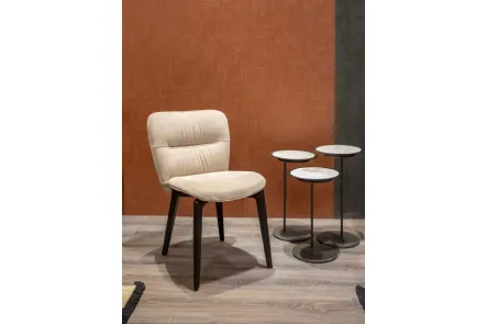 Sedia Tender rivestita in velluto con gambe in legno di Tonin Casa