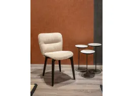 Sedia Tender rivestita in velluto con gambe in legno di Tonin Casa