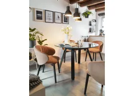 Sedia in tessuto con gambe in legno di frassino laccato grafite Tuka Soft di Connubia