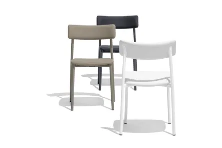 Sedia in ecopelle con struttura in metallo Up! di Connubia