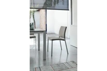 Sedia impilabile Zara rivestita in morbido tessuto Soft Touch Vintage con struttura in metallo verniciato di Target Point