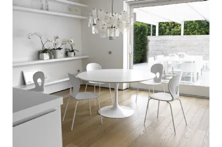 Tavolo rotondo laccato bianco con base in acciaio Around di Unico Italia