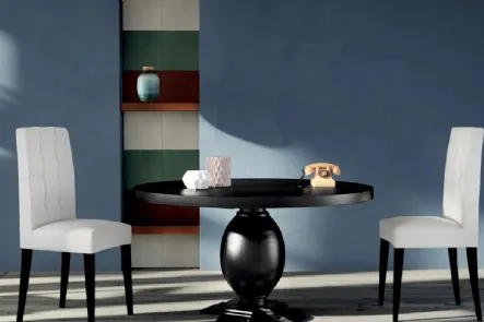 Tavolo rotondo con base sagomata Art 1435 Vanity in legno laccato nero di Fratelli Mirandola
