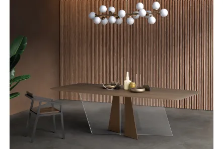 Tavolo Copenhagen con piano in Rovere, bordo a saponetta e arrotondato con base in vetro e ferro di Devina Nais