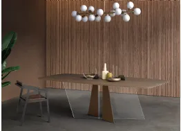 Tavolo Copenhagen con piano in Rovere, bordo a saponetta e arrotondato con base in vetro e ferro di Devina Nais