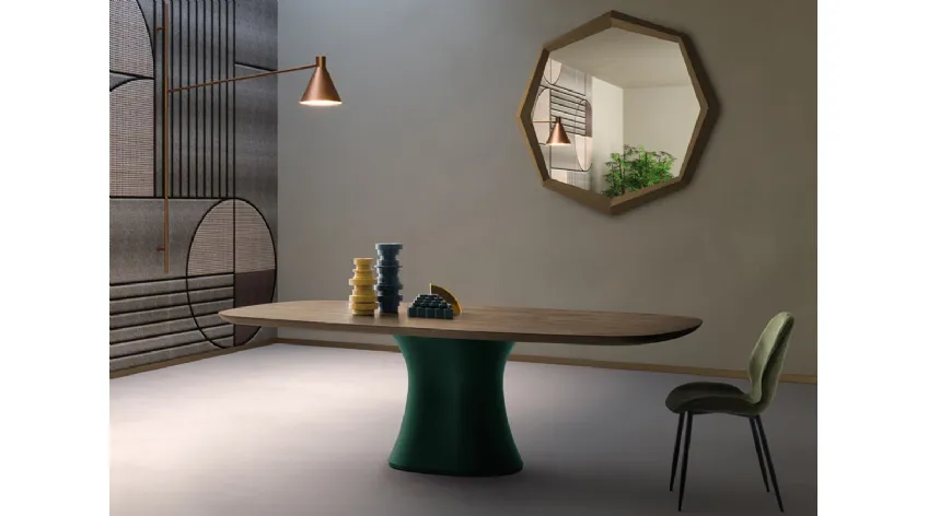 Tavolo Cosmopolitan con piano e base centrale monolitica in Rovere massello di Devina Nais