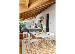 Tavolo con gambe in faggio sbiancato e top in nobilitato bianco materico Dine di Connubia