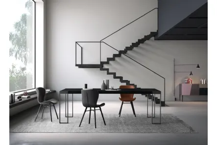 Tavolo Frame in Rovere massello Nero con gambe in ferro di Devina Nais