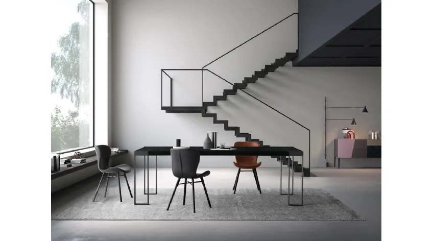 Tavolo Frame in Rovere massello Nero con gambe in ferro di Devina Nais