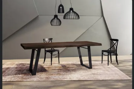 Tavolo Narciso con piano in rovere con bordo effetto scorticato e struttura in metallo di Fratelli Mirandola