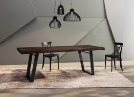 Tavolo Narciso con piano in rovere con bordo effetto scorticato e struttura in metallo di Fratelli Mirandola