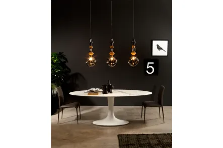 Tavolo con piano in gres porcellanato e base a stelo Imperial di Tonin Casa