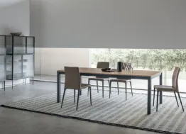 Tavolo allungabile Infinity con piano in materico rovere sabbia e base in laccato opaco di Tomasella