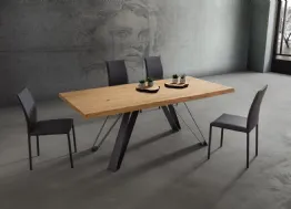 Tavolo con piano scortecciato in Rovere con gambe in metallo Noah di La Primavera