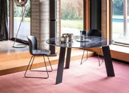 Tavolo Manhattan Rotondo My Glass con top in vetro e base centrale in legno di Devina Nais