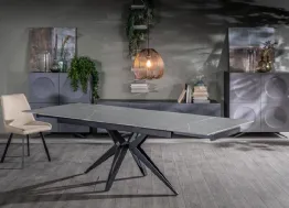 Tavolo allungabile Match 02 in marmo grigio con base a stella in metallo nero opaco di Stones