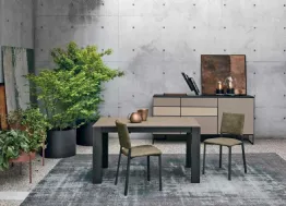 Tavolo allungabile Movida con piano in materico cemento e base in metallo antracite di Sedit