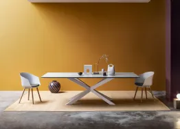 Tavolo Manhattan My Glass con top in vetro e gambe in legno di Devina Nais