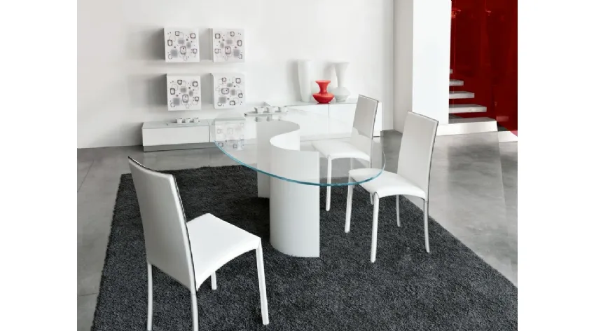 Tavolo ovale con base in vetro curvato e verniciato bianco Segno di Unico Italia