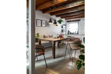 Tavolo allungabile con gambe in legno e top in ceramica Sigma di Connubia