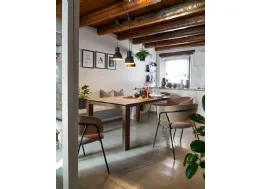 Tavolo allungabile con gambe in legno e top in ceramica Sigma di Connubia