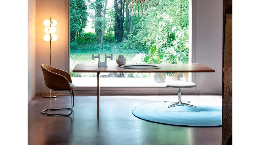 Tavolo Smart in massello di Rovere con gambe in vetro e legno di Devina Nais