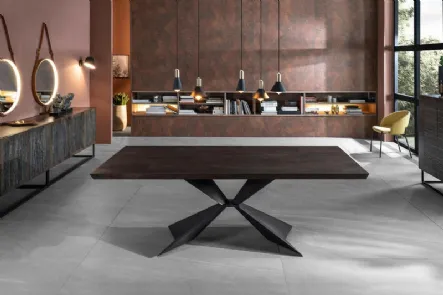 Tavolo allungabile con top in legno scuro e base in metallo Stark di Stones