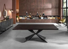 Tavolo allungabile con top in legno scuro e base in metallo Stark di Stones