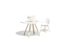 Tavolo rotondo in laminato bianco e base in legno di faggio sbiancato Stecco di Connubia
