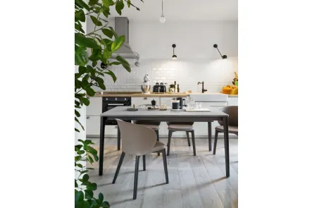 Tavolo allungabile con piano in nobilitato pietra piasentina e gambe in legno di faggio grafite Tabla di Connubia